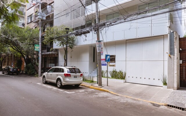 2BR Condesa Apt Just Steps From Parque Mexico