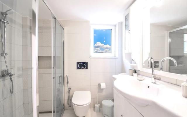 Alimos Luxury 3 Bd Apt w Stunning Views