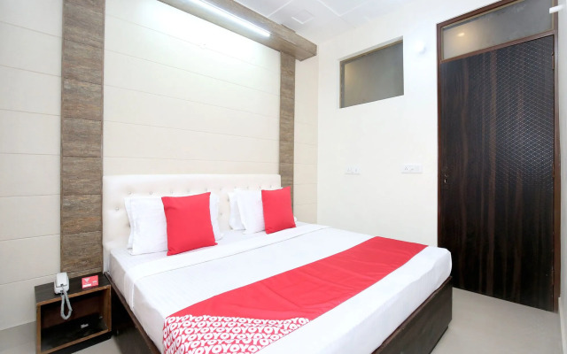 OYO 13368 Hotel Gold Star