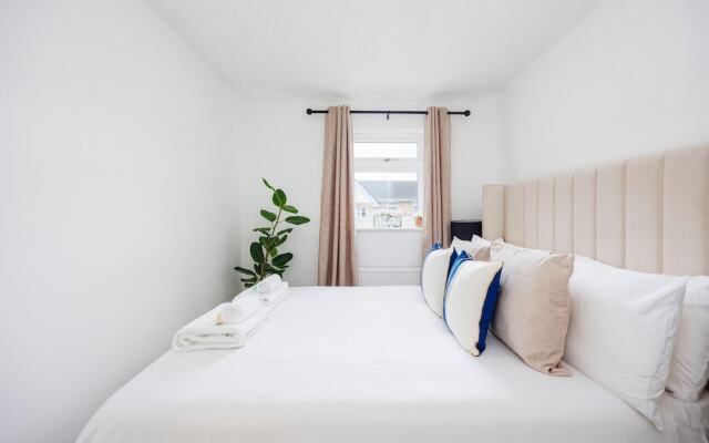 Stylish 3-bed Home in East London Free Parking