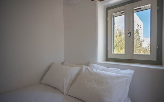 Elegant, laid-back and by the sea by VillaRentalsgr