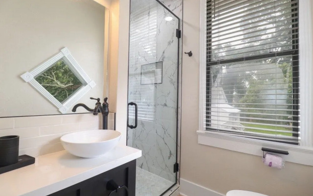 Aerie Loft: Cozy 1-bedroom Retreat in Biloxi, Perfect for Couples!