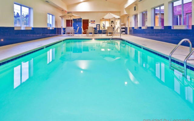 Holiday Inn Express Hotel & Suites Dickson