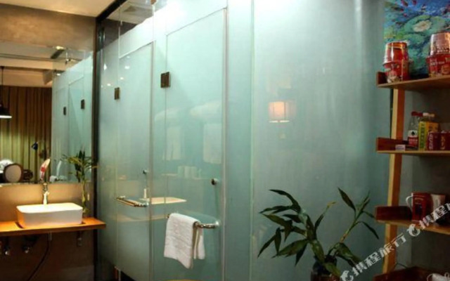 Yiwu Qingtao E-sports Hotel