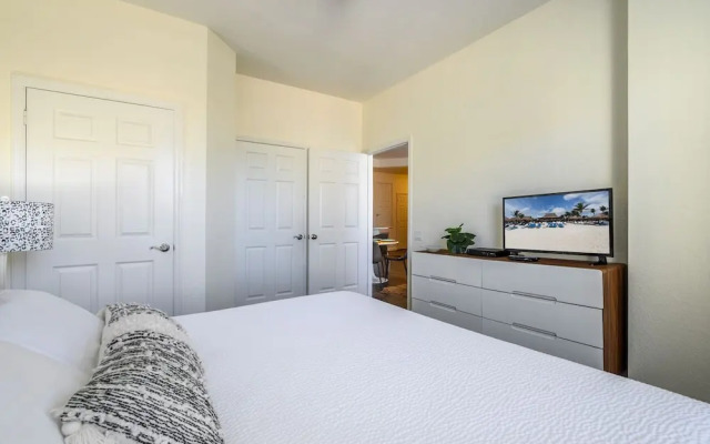 4862 Cayview Avenue #208