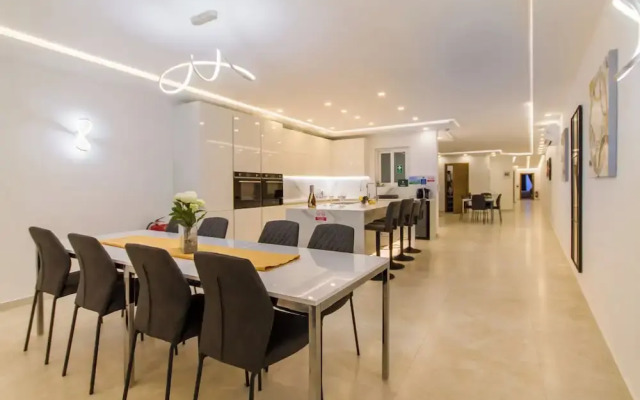 Spacious & Modern by the sea Qawr