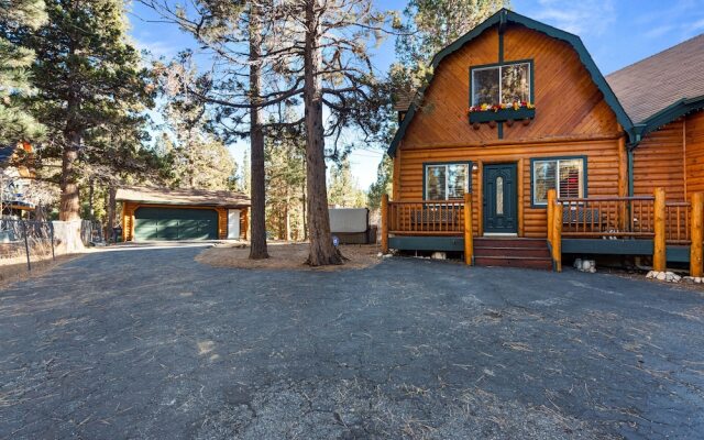 The Hideaway - Enchanting Custom Log-style Home Nestled High In The Pines! Great Room Features! 2 Bedroom Cabin