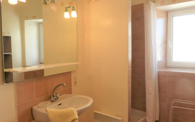 Charming Stone House With Terrace and Garden, Lussan