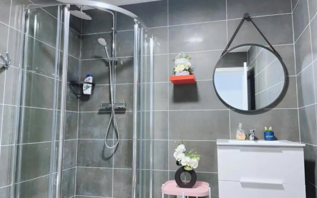 Apt 67m2 Hyper Centre: 2 Chambres, Cuisine TV Wifi