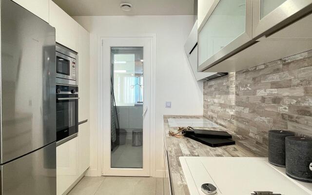 Bayview -Superb Luxurious Sea View Penthouse with private hot tub