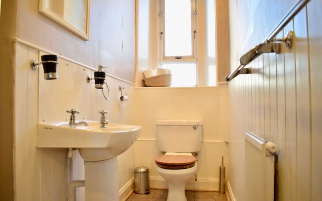 2 Bedroom Traditional Edinburgh Flat