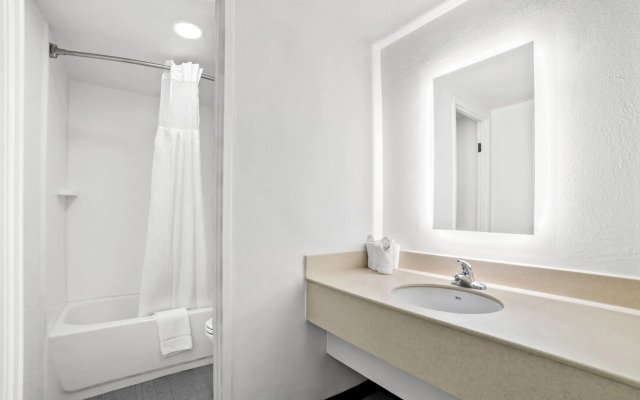 Howard Johnson by Wyndham Columbus Fort Moore