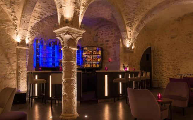 Hôtel Aux Vieux Remparts, The Originals Relais