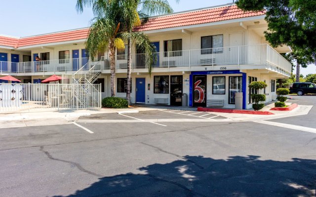 Motel 6 Bakersfield, CA - Convention Center