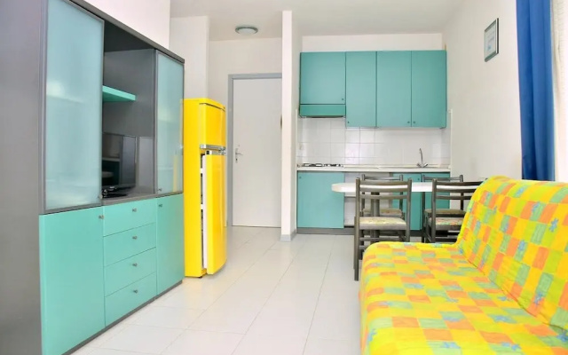 Colourful Seaside Flat With Pool on the Rooftop