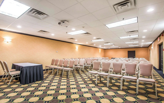 Clarion Inn Elmhurst - Oak Brook near I-88, I-290, I-294