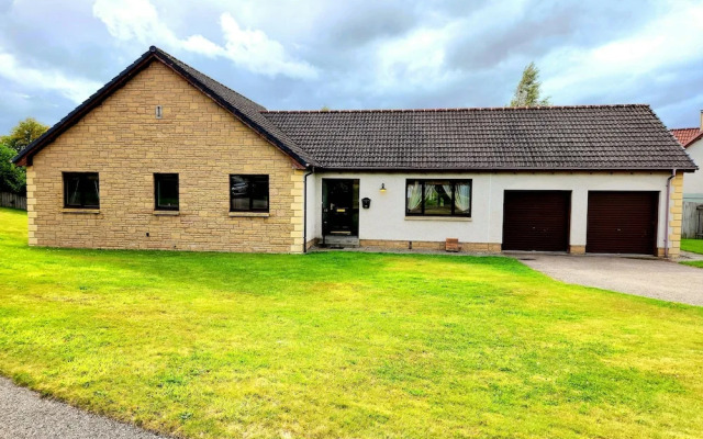 Boutique 4-Bed Home in Inverness