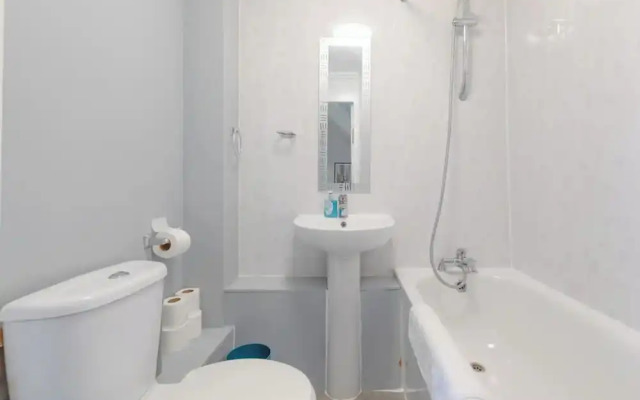 Lovely 4 Bed House w Garden, 1 Stop to Waterloo