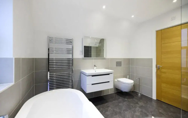 The Ascot Escape - Stylish 4bdr With Courtyard