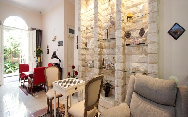 Super OYO Collection O 90023 Damar Kusumo Guest House