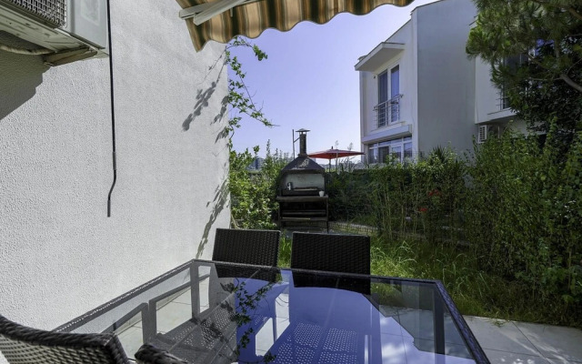Chic Villa w Patio 5 min to Beach in Antalya