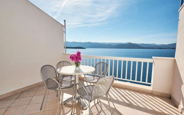 Sea front - free parking - A2(2+2)