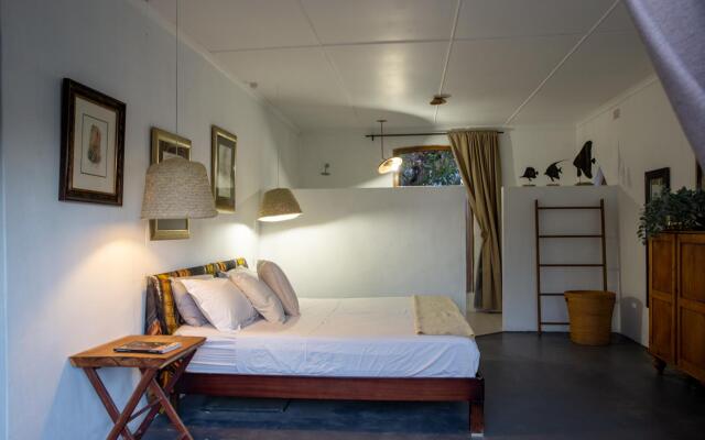 Ebonymoon Guest House and Studio