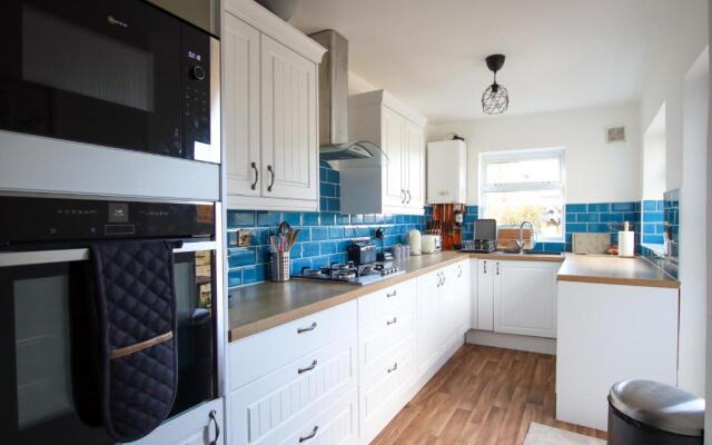 Contemporary Home in Friendly Easton, Free Parking