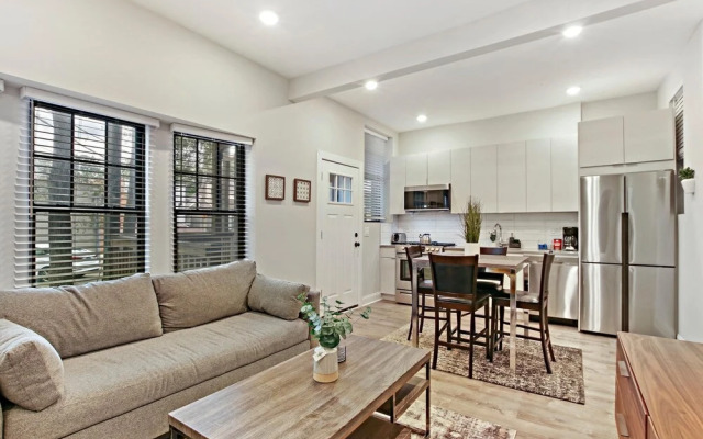 Prime 3BR Apt - Lawndale rep