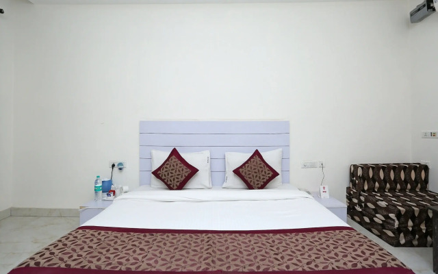 OYO 11340 Hotel Lakshmi Palace