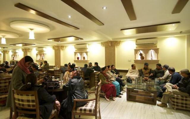 Oyo 24557 Amba Inn