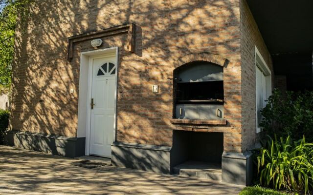 Los Robles Apart Hotel