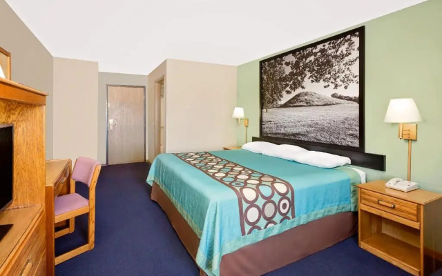 Super 8 by Wyndham Macomb