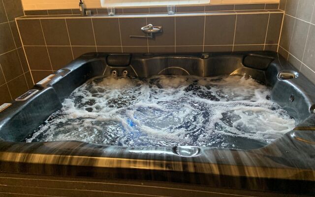 Alingsgård B&B - Spabad, bastu, gym, behandlingar & padelbana