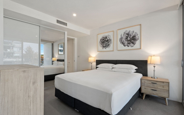 Spacious Lakefront Apartment With Pool Access – Guest Rooms – Canberra
