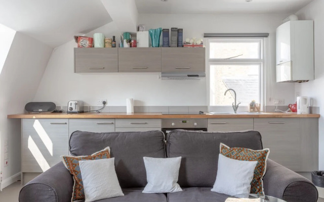 Bright & Airy 1 Bedroom Apartment in Central London