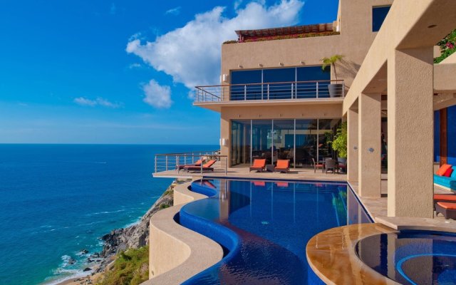 Luxurious Hillside Oceanfront 8 bedroom Villa Bellissima