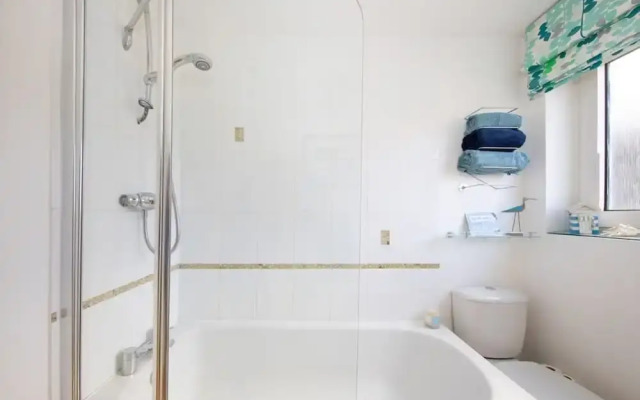 Sunny Modern Nr Beach Village w Parking