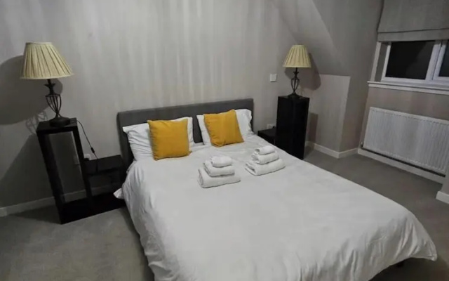 Charming 3 Bed Home in Stepps, Glasgow - Garden & Patio