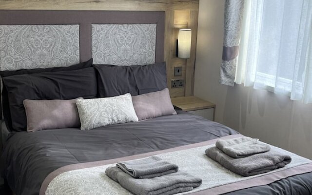 Immaculate 3-bed Lodge in Out Rawcliffe