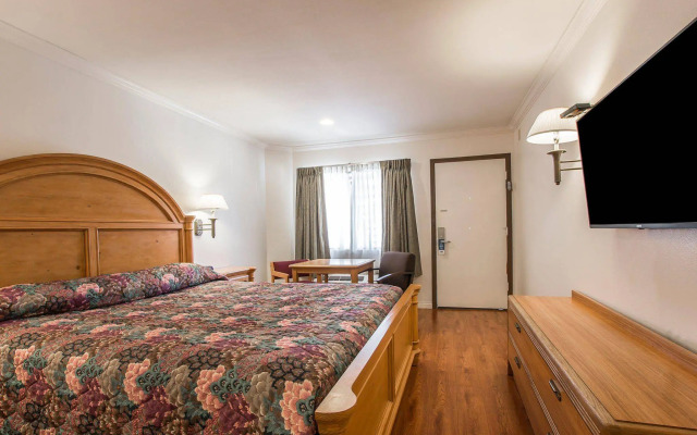 Palm Inn Hotel near Tyler Mall Riverside