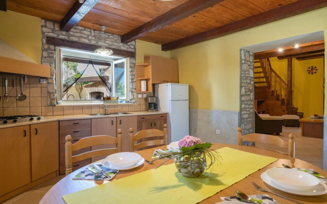 Stunning Home in Sarici With Wifi and 2 Bedrooms