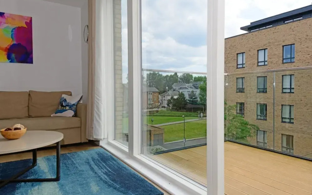 Executive Apartment Near Chiswick and Kew Gardens