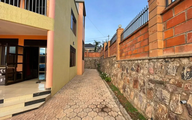 The Mugabi's Spacious Private Room
