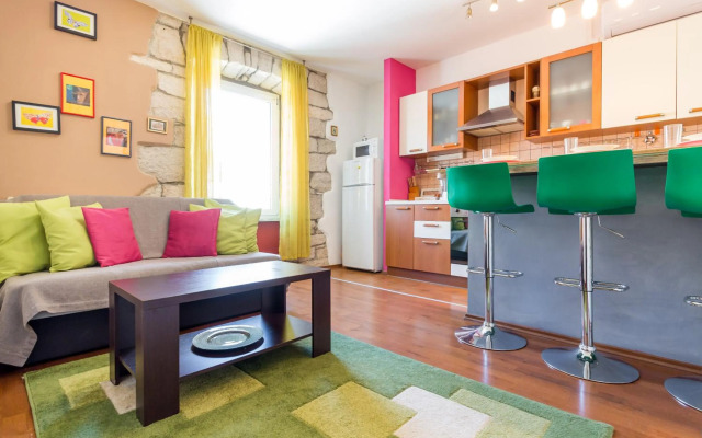 Top Center Apartment