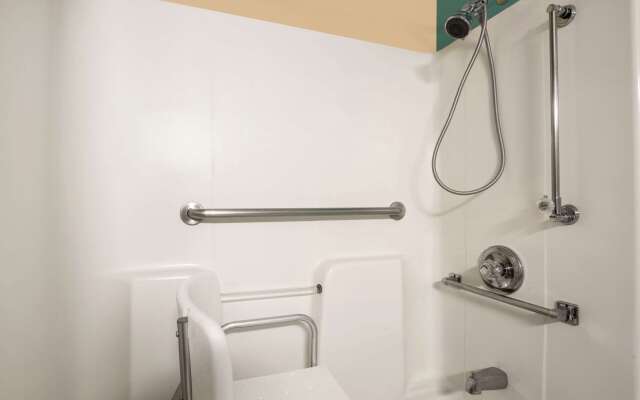 Super 8 by Wyndham Peoria East