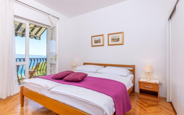 Beautiful Home in Dugi Rat With Wifi and 6 Bedrooms