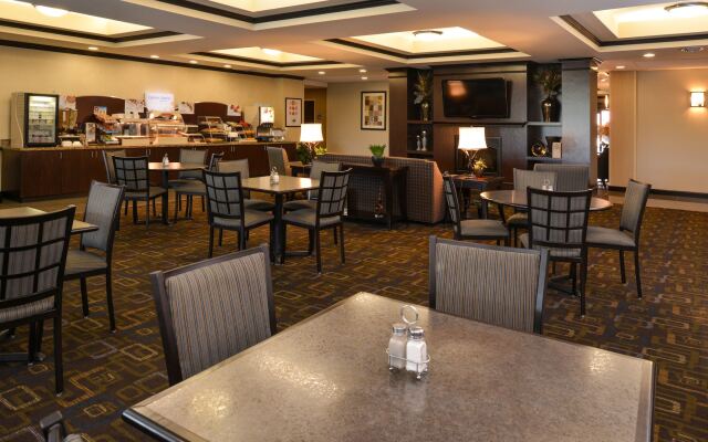 Holiday Inn Express and Suites Fairmont by IHG