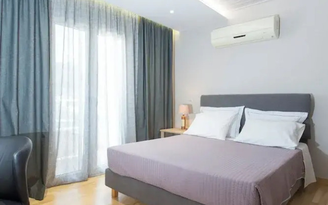 Luxury Holiday Home 4 Bedroom Villa in Paleokastro