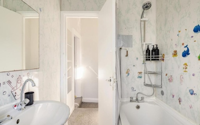 2 Bedroom House With Free Parking